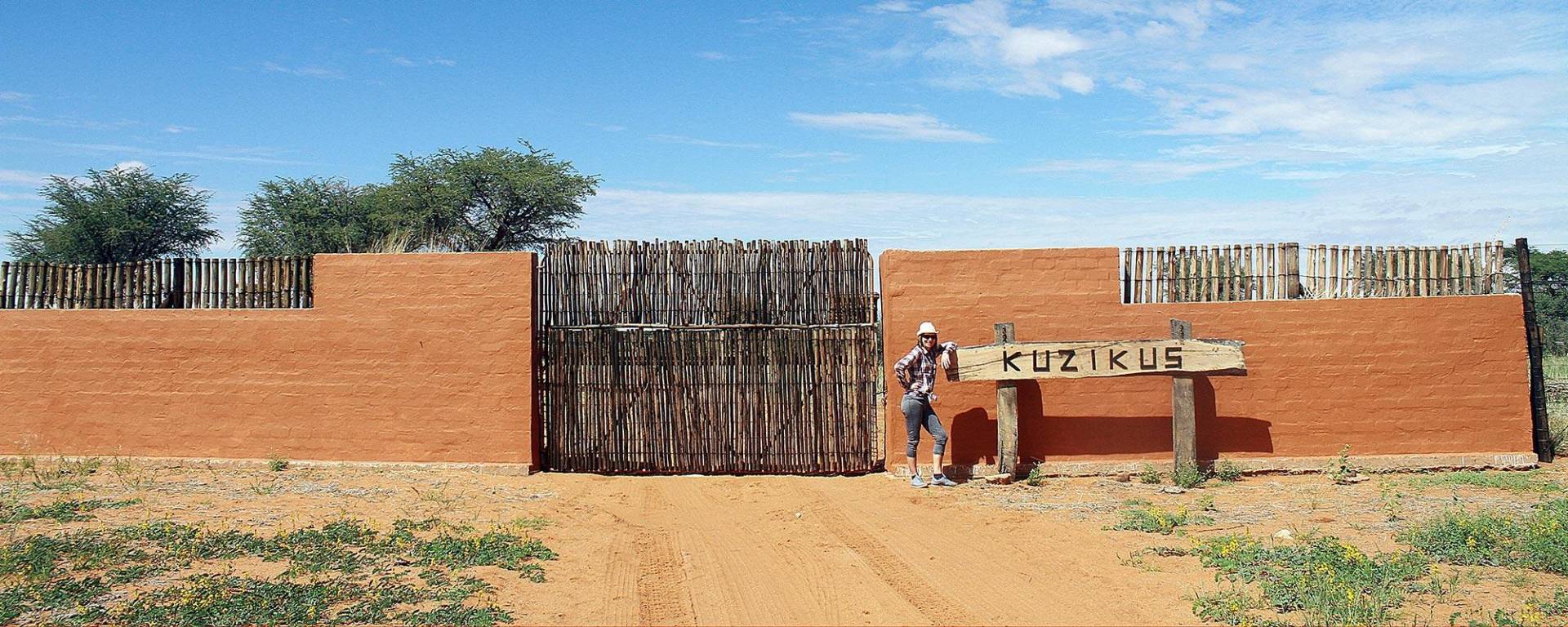 Kuzikus Eingangstor in der Kalahari
